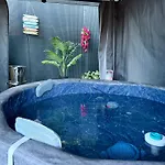 With Private Jacuzzi * Кастельнуово-ди-Магра