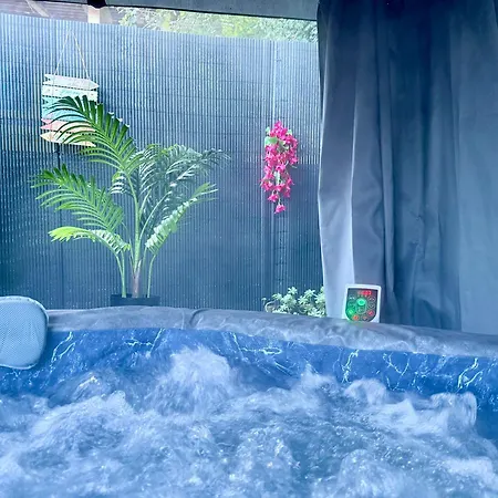 Κάμπινγκ With Private Jacuzzi *